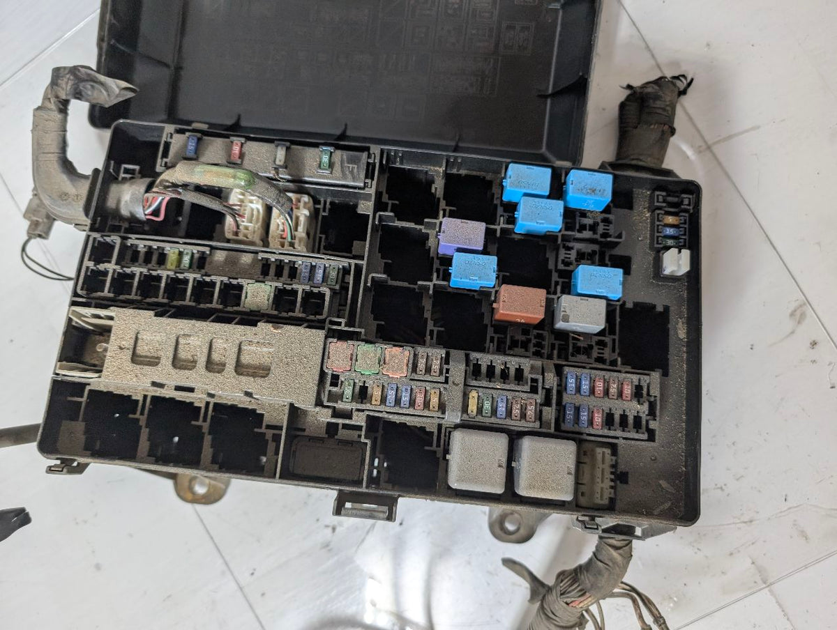 Engine Fuse Box from a 2010 Toyota Tundra, photo 5