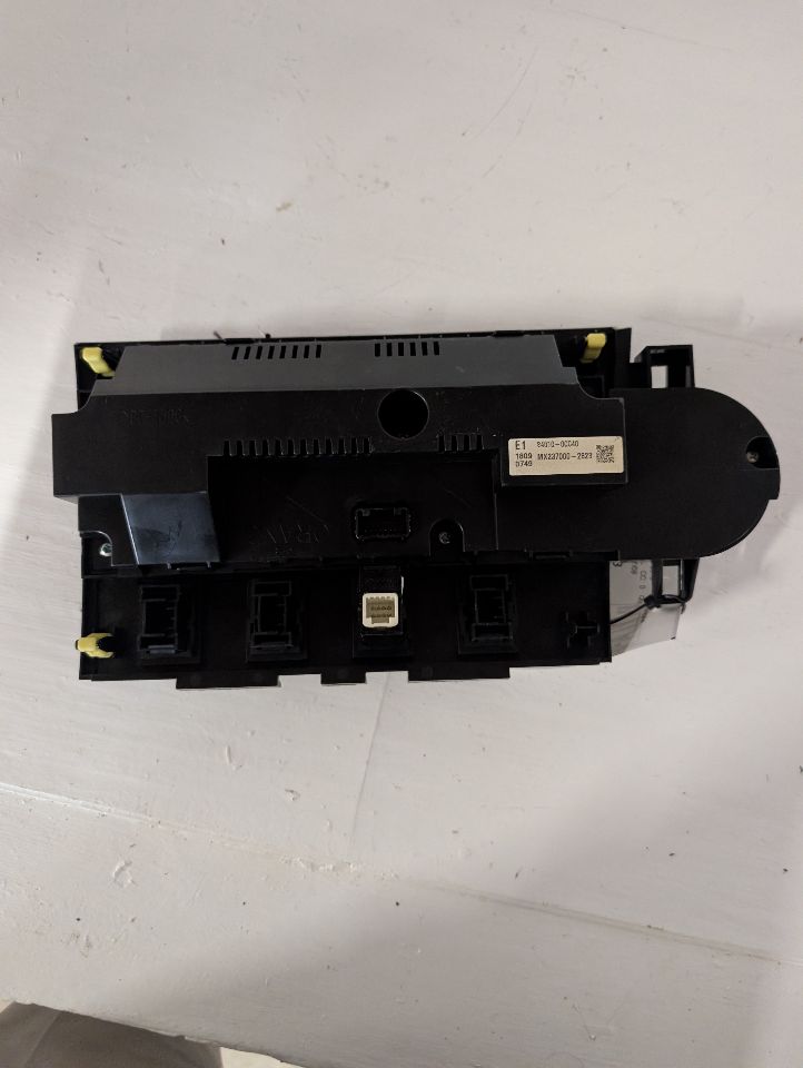 Climate Control Panel from a 2010 Toyota Tundra, photo 3