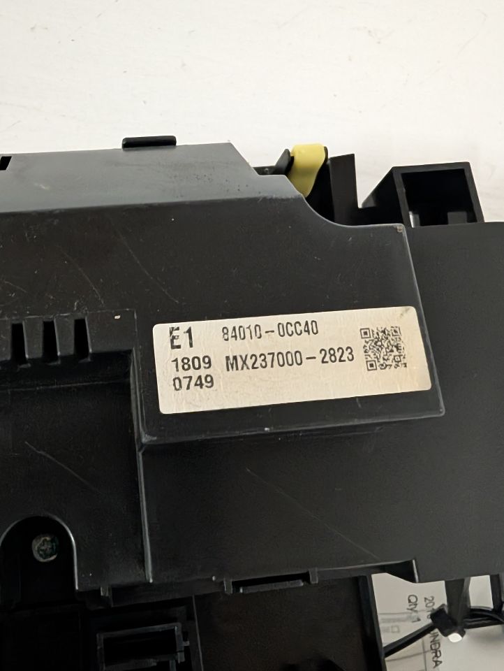 Climate Control Panel from a 2010 Toyota Tundra, photo 4