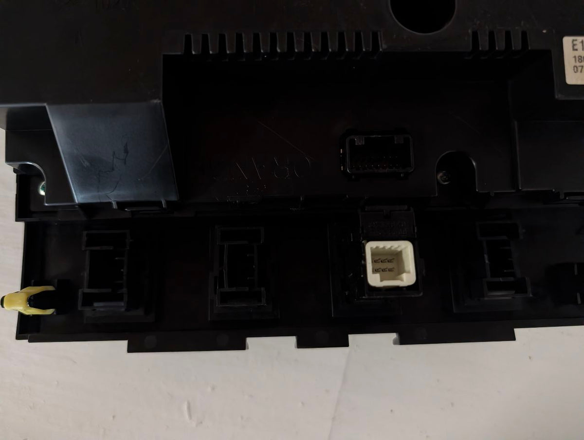 Climate Control Panel from a 2010 Toyota Tundra, photo 5