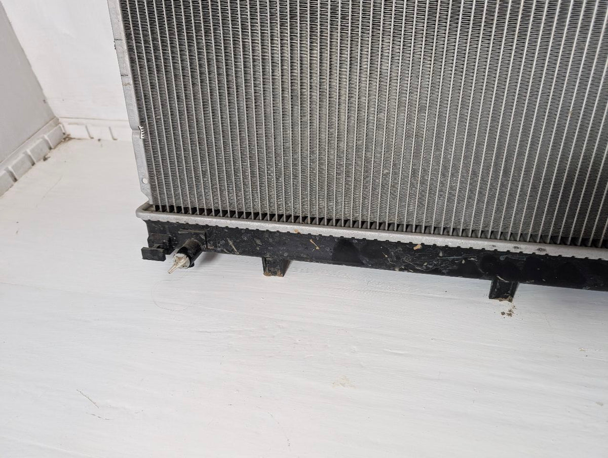 Radiator from a 2010 Toyota Tundra, photo 4