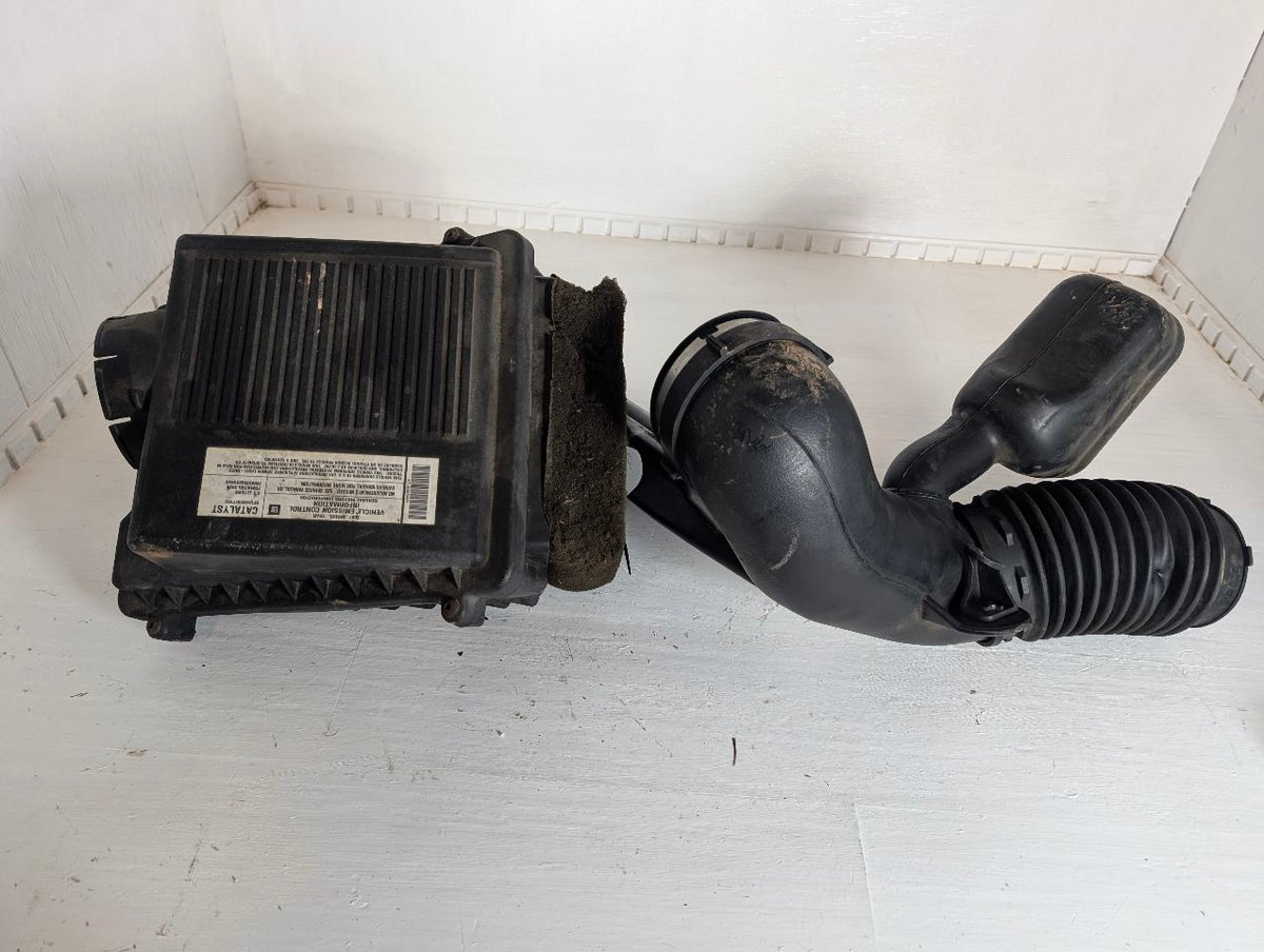 Air Filter Box from a 2011 Chevrolet Silverado 1500, photo 1