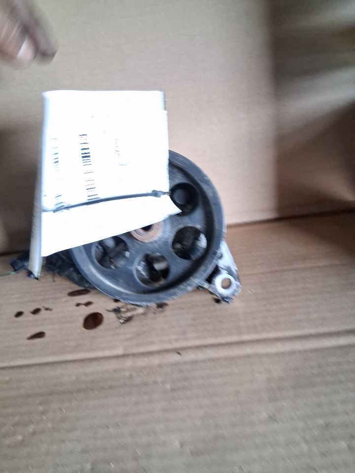 Power Steering Pump from a 2009 Hyundai Santa Fe, photo 1