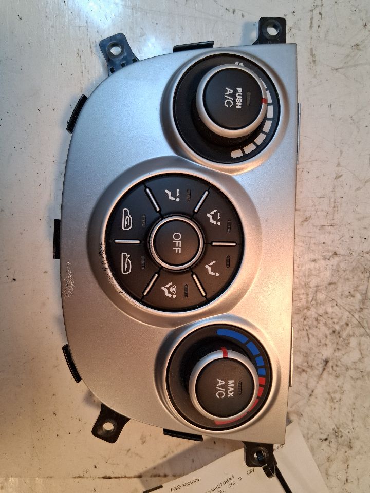 Climate Control Panel from a 2009 Hyundai Santa Fe, photo 2
