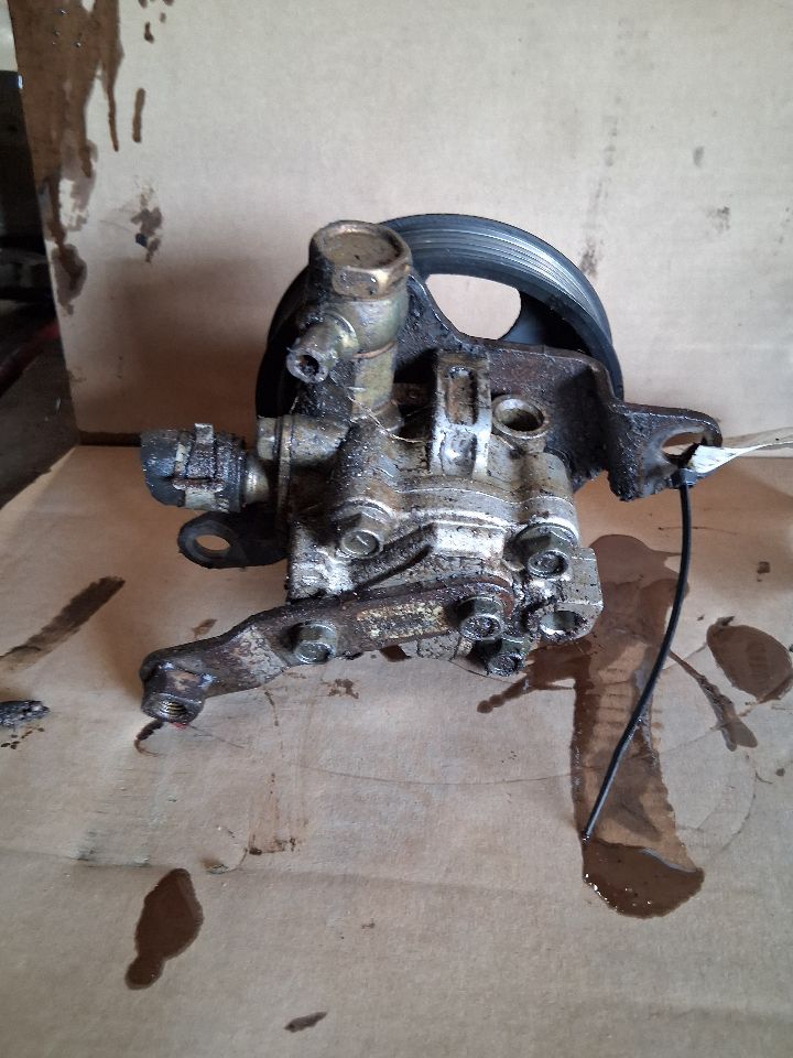 Power Steering Pump from a 2006 Nissan Altima, photo 2