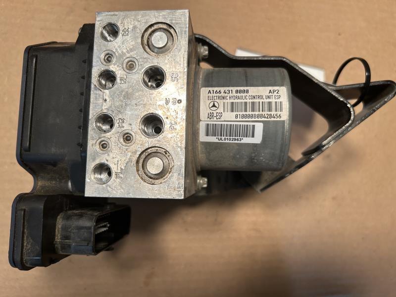 ABS Pump Module from a 2016 Mercedes-Benz GLE-Class, photo 1