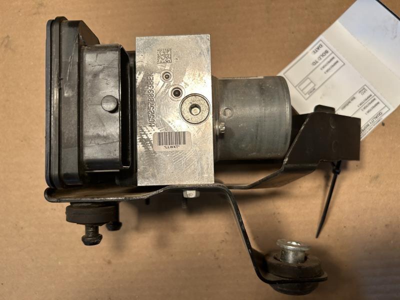 ABS Pump Module from a 2016 Mercedes-Benz GLE-Class, photo 2