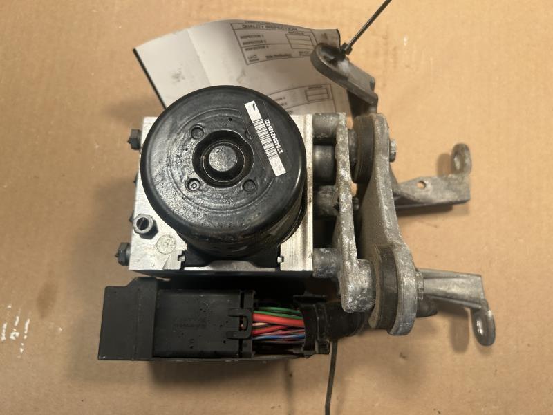 ABS Pump Module from a 2013 Mercedes-Benz GLK-Class, photo 2