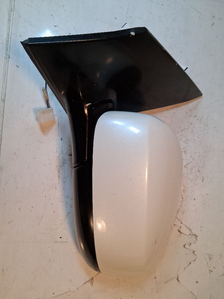 Side View Mirror from a 2009 Nissan Murano, left side, photo 3
