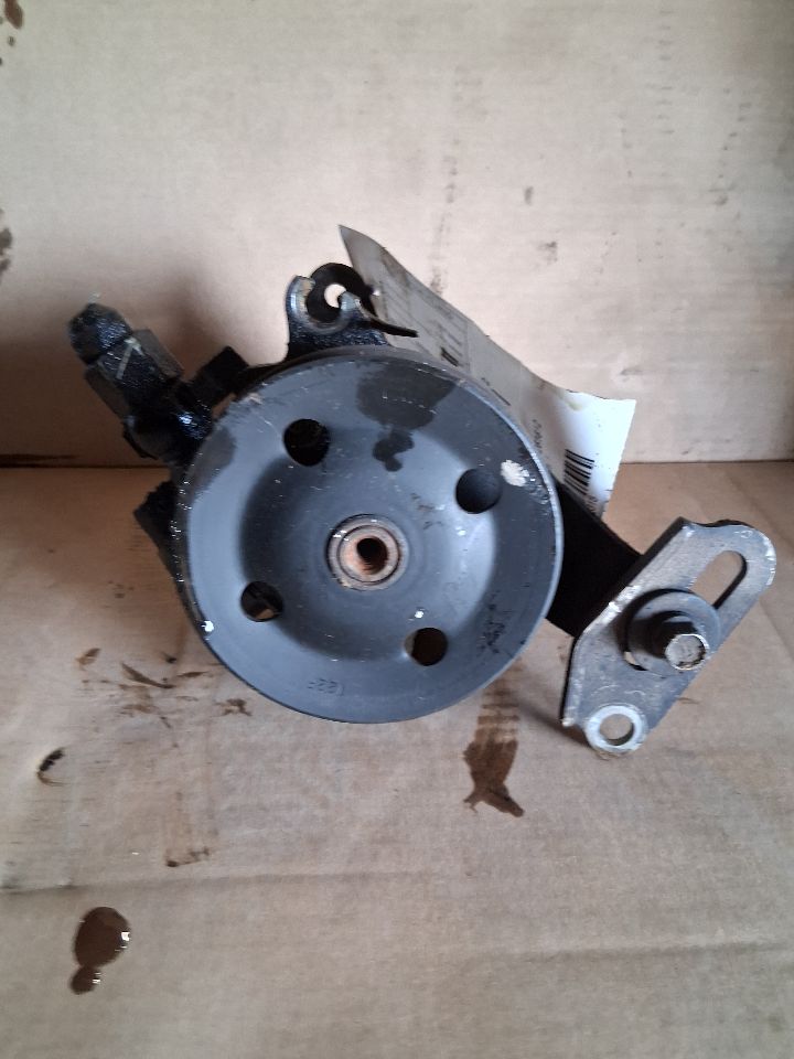 Power Steering Pump from a 2006 Toyota, photo 1