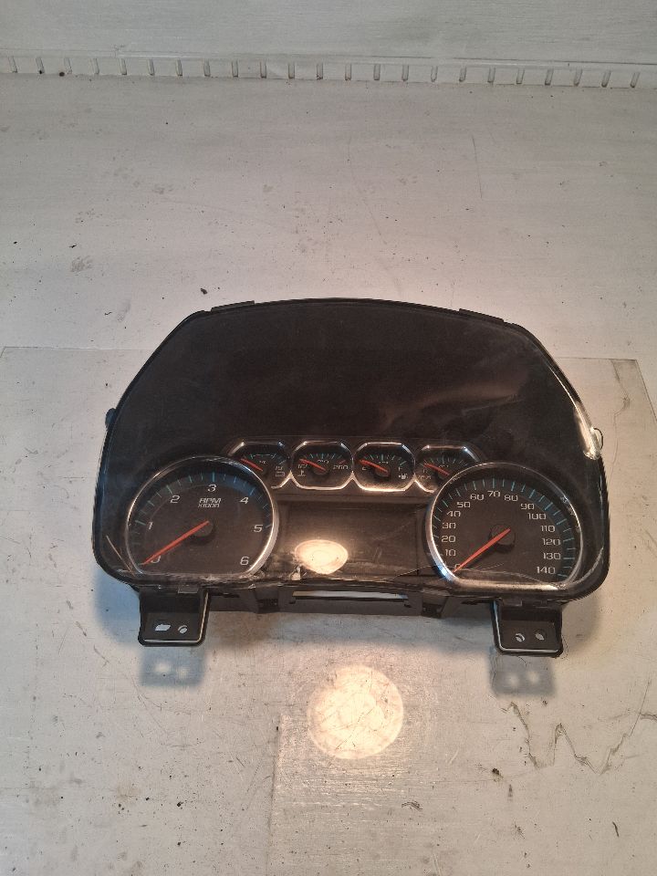 Speedometer Instrument Cluster from a 2015 Chevrolet Silverado 1500, photo 2