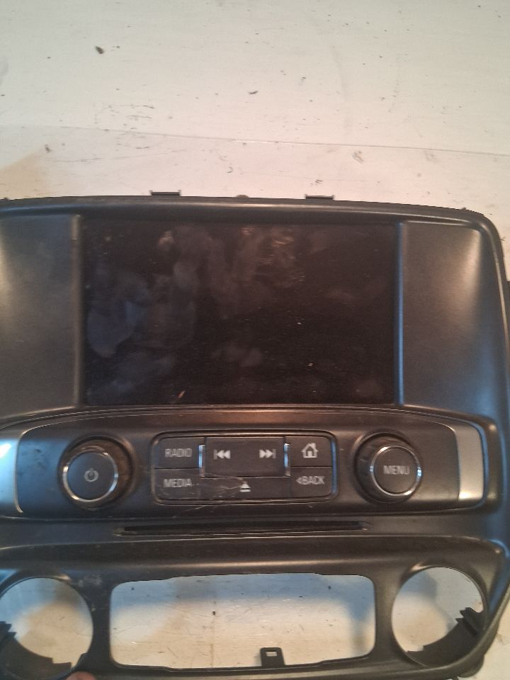 Info Display Screen from a 2015 Chevrolet Silverado 1500, photo 3