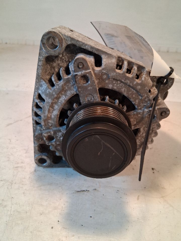 Alternator from a 2015 Chevrolet Silverado 1500, photo 1
