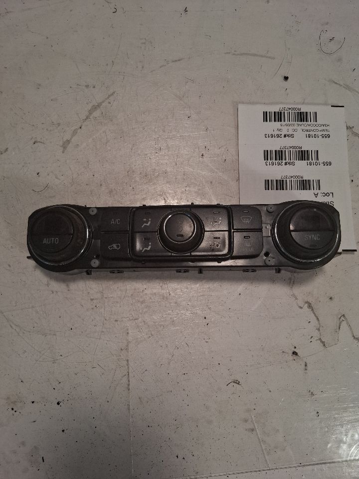Climate Control Panel from a 2015 Chevrolet Silverado 1500, photo 2