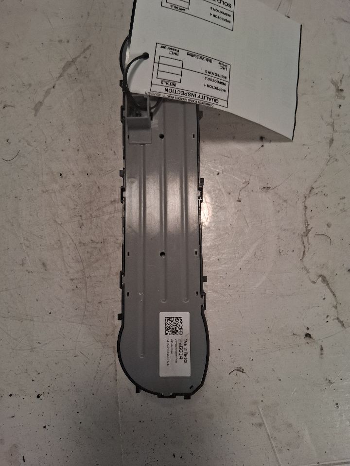Climate Control Panel from a 2015 Chevrolet Silverado 1500, photo 3