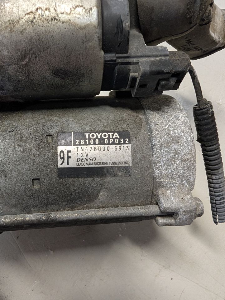 Starter Motor from a 2011 Lexus RX350, photo 2