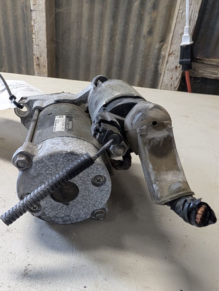 Starter Motor from a 2011 Lexus RX350, photo 3