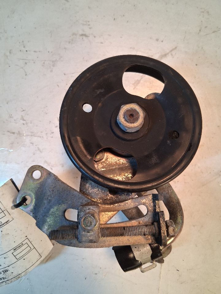 Power Steering Pump from a 2003 Nissan Murano, photo 1