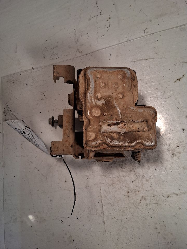 ABS Pump Module from a 2003 Chevrolet Tahoe, photo 1