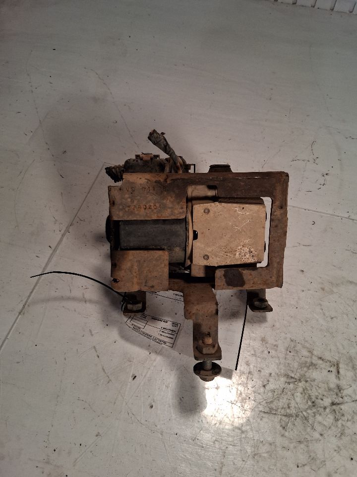 ABS Pump Module from a 2003 Chevrolet Tahoe, photo 2
