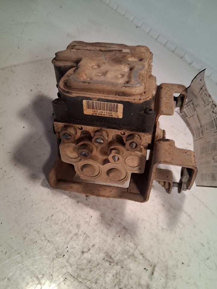 ABS Pump Module from a 2003 Chevrolet Tahoe, photo 3