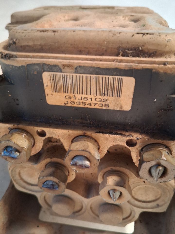 ABS Pump Module from a 2003 Chevrolet Tahoe, photo 4