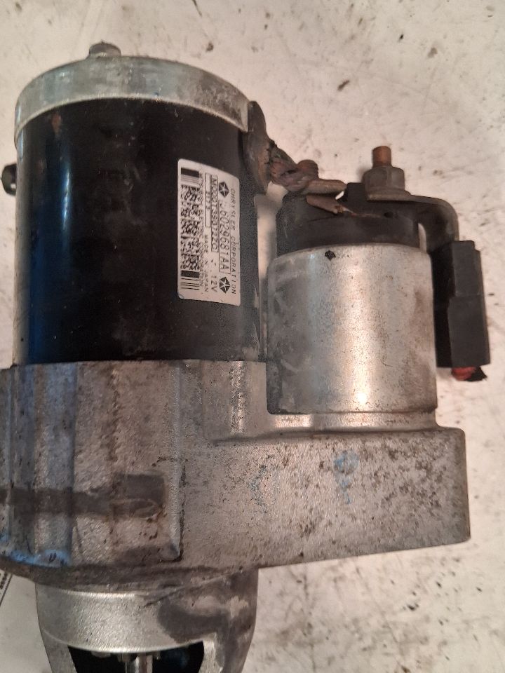Starter Motor from a 2013 Dodge Dart, photo 2
