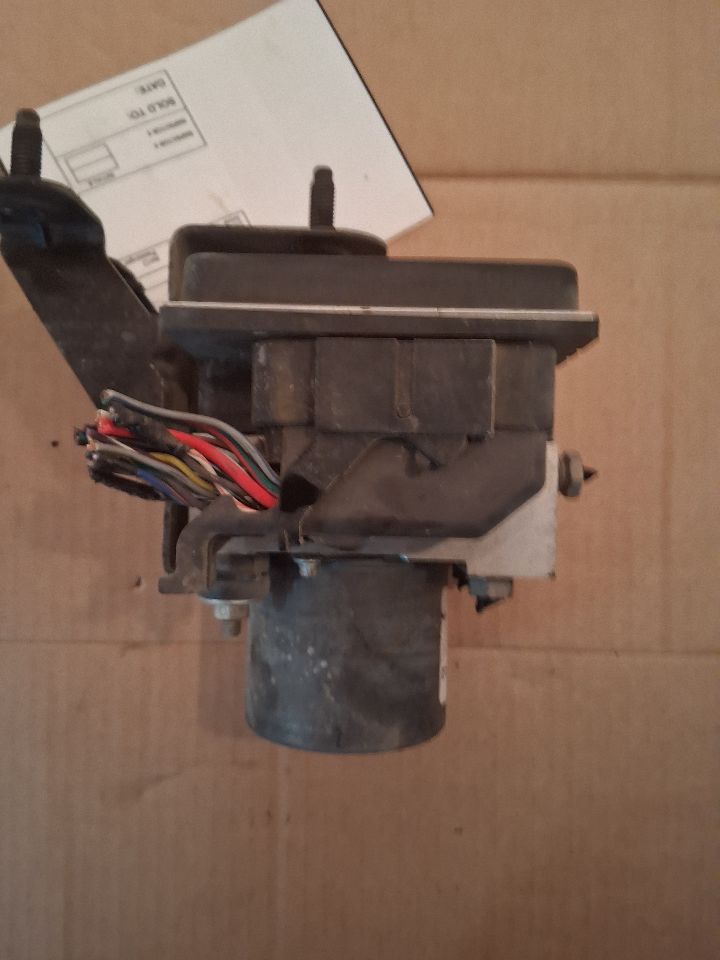 ABS Pump Module from a 2008 Ford Taurus X, photo 2