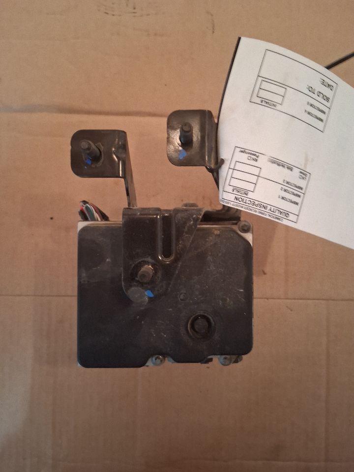 ABS Pump Module from a 2008 Ford Taurus X, photo 3