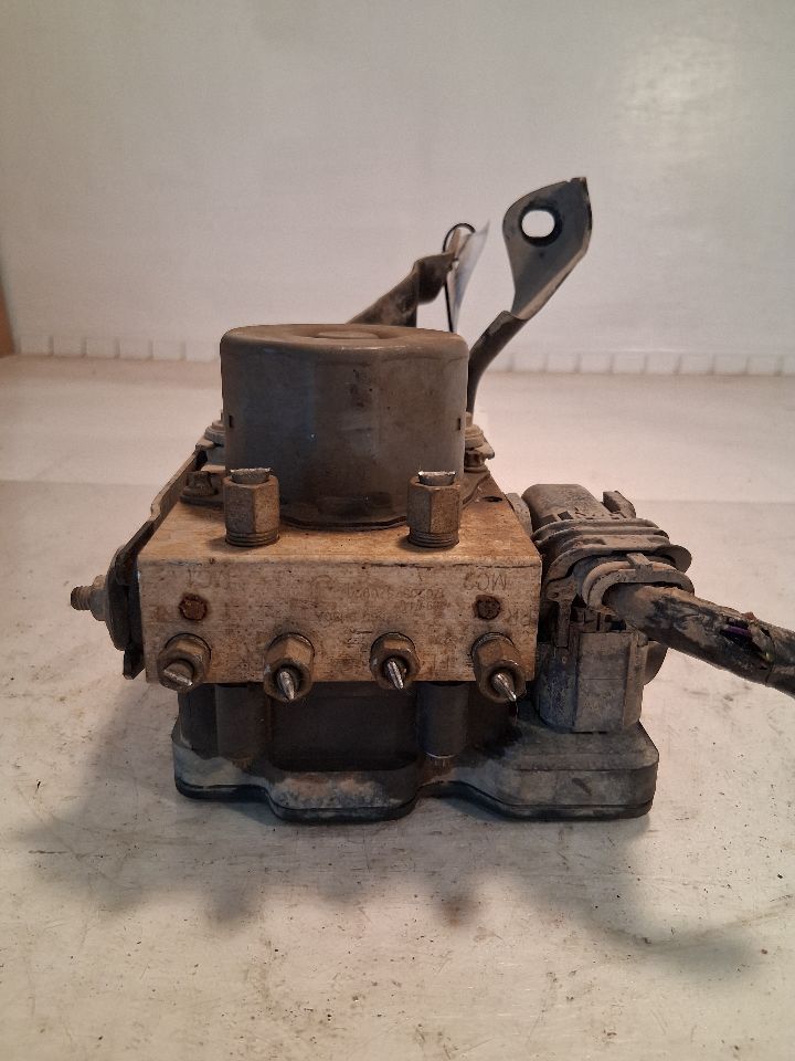 ABS Pump Module from a 2017 Nissan Altima, photo 1