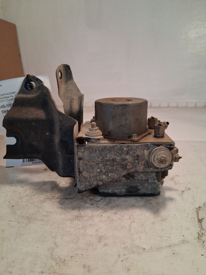 ABS Pump Module from a 2017 Nissan Altima, photo 2