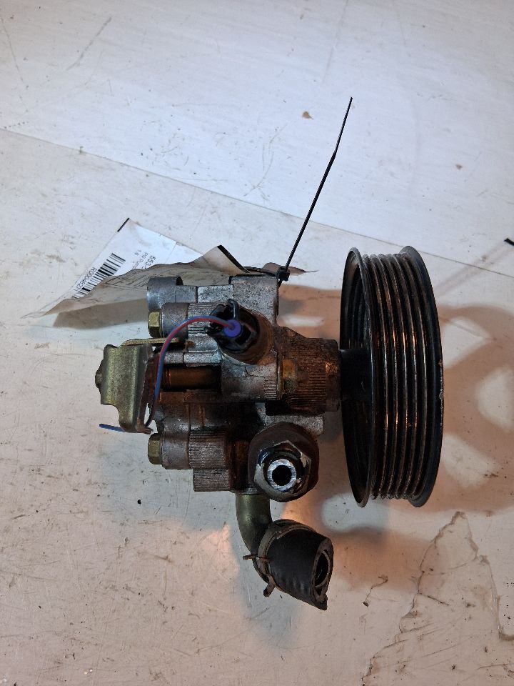 Power Steering Pump from a 2004 Toyota Matrix, photo 2