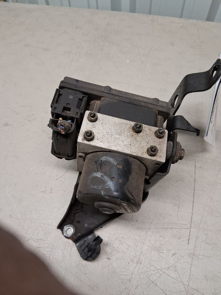 ABS Pump Module from a 2004 Nissan Xterra, photo 1