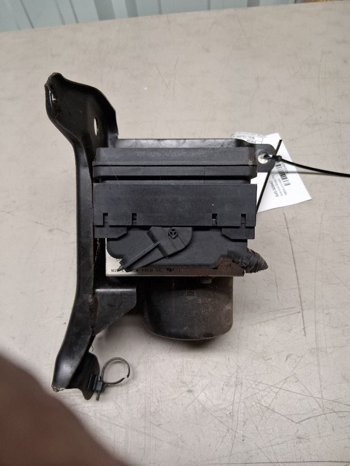 ABS Pump Module from a 2004 Nissan Xterra, photo 2