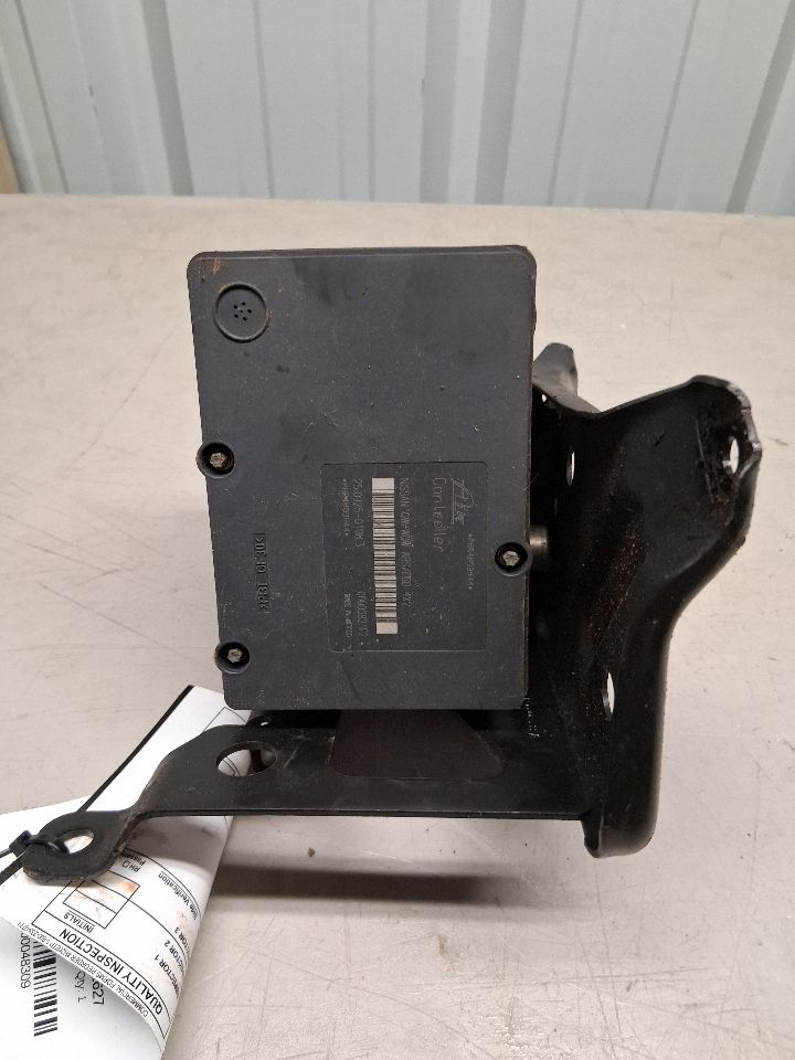 ABS Pump Module from a 2004 Nissan Xterra, photo 3