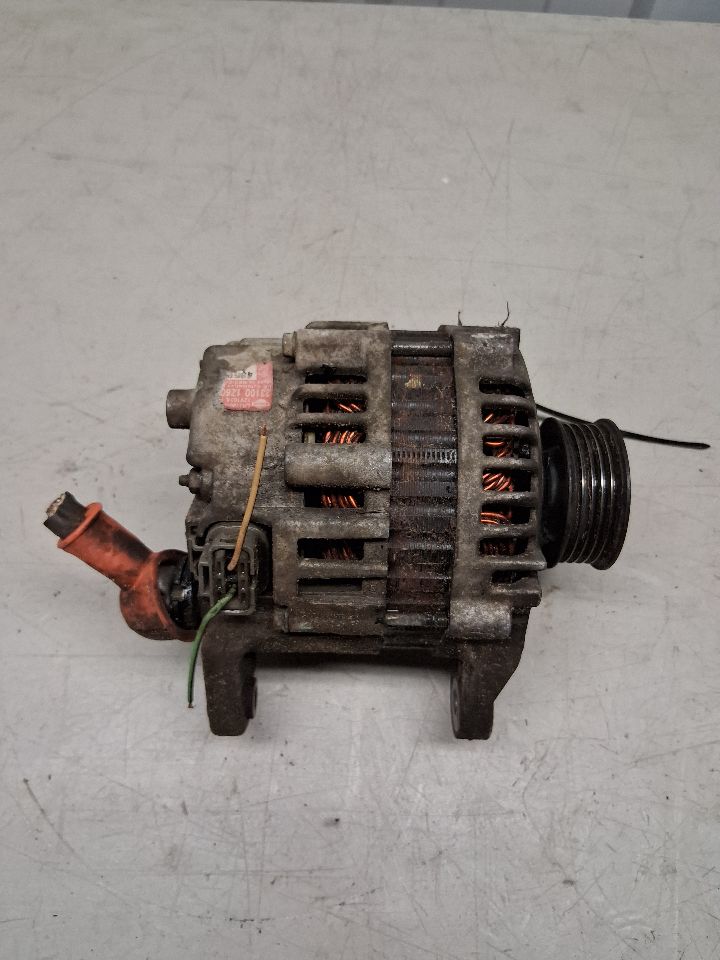 Alternator from a 2004 Nissan Xterra, photo 2