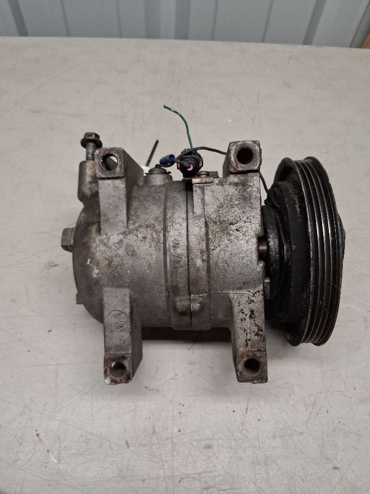 AC Compressor from a 2004 Nissan Xterra, photo 2