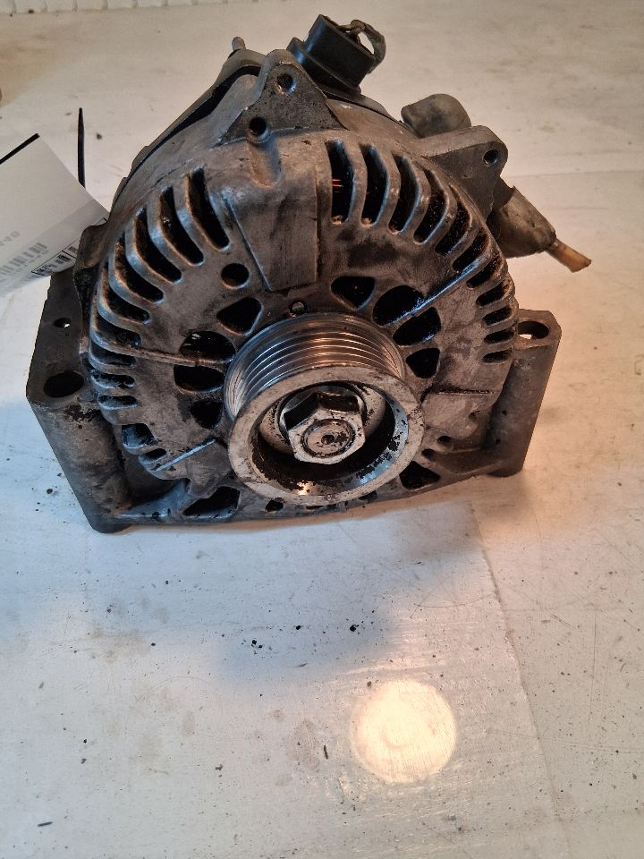 Alternator from a 2005 Ford Escape, photo 1