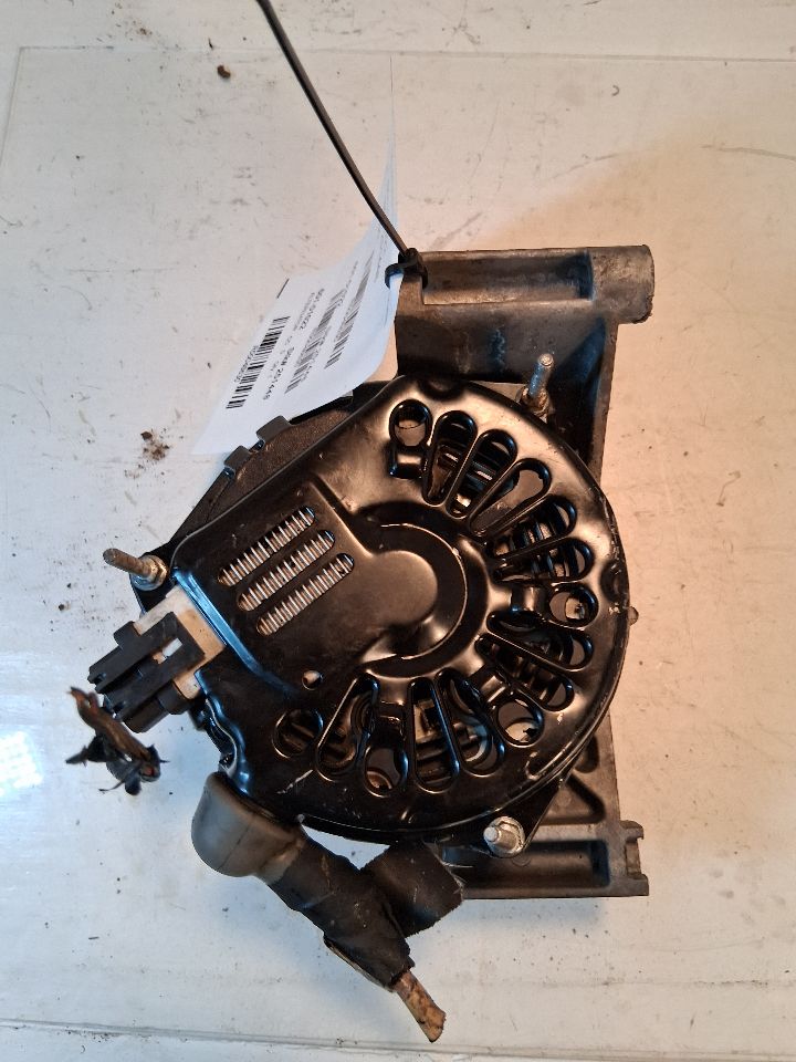 Alternator from a 2005 Ford Escape, photo 2
