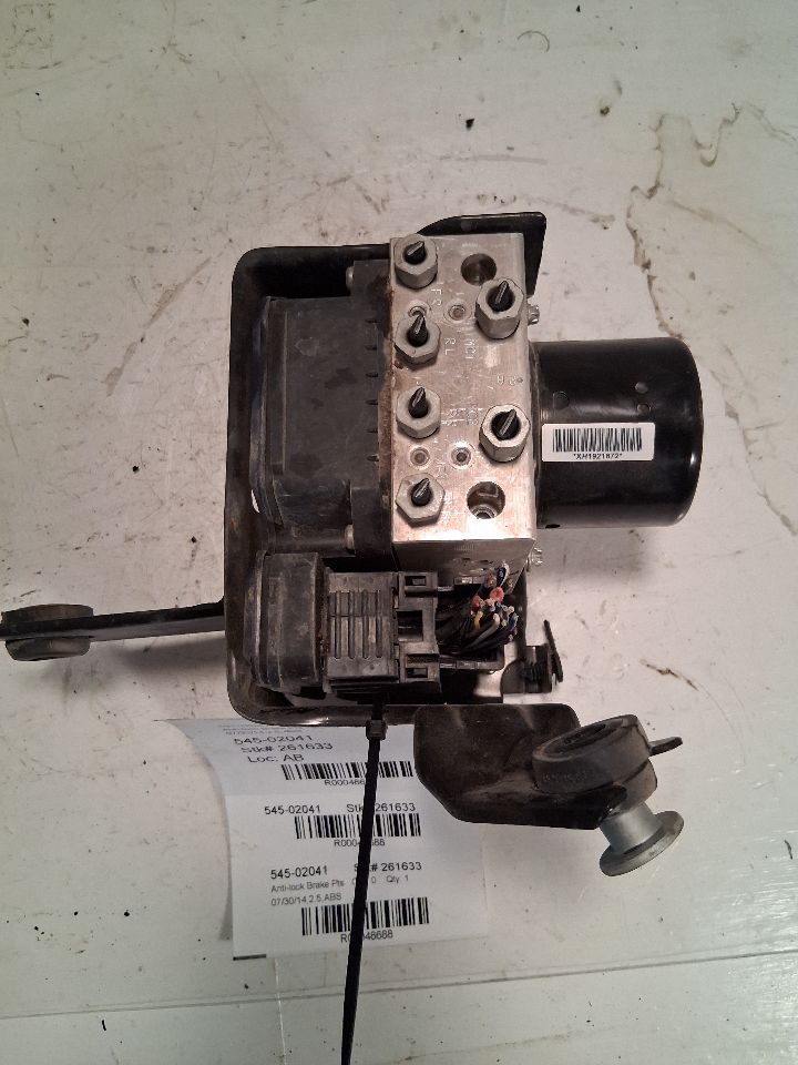 ABS Pump Module from a 2015 Chevrolet Malibu, photo 1