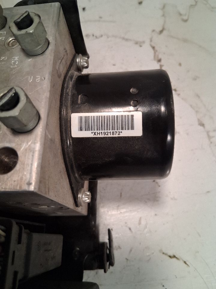 ABS Pump Module from a 2015 Chevrolet Malibu, photo 2