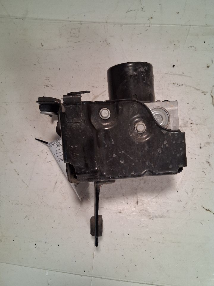 ABS Pump Module from a 2015 Chevrolet Malibu, photo 4