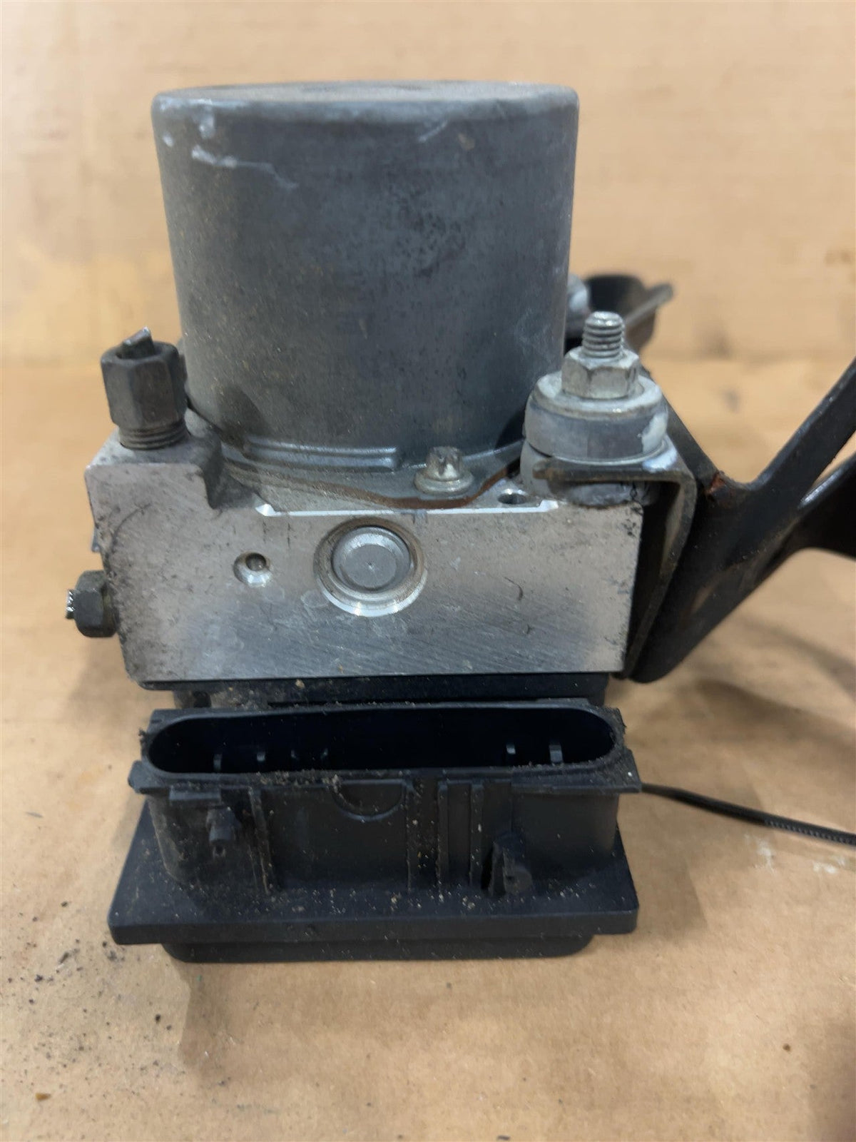 ABS Pump Module from a 2006 Subaru Forester, photo 2