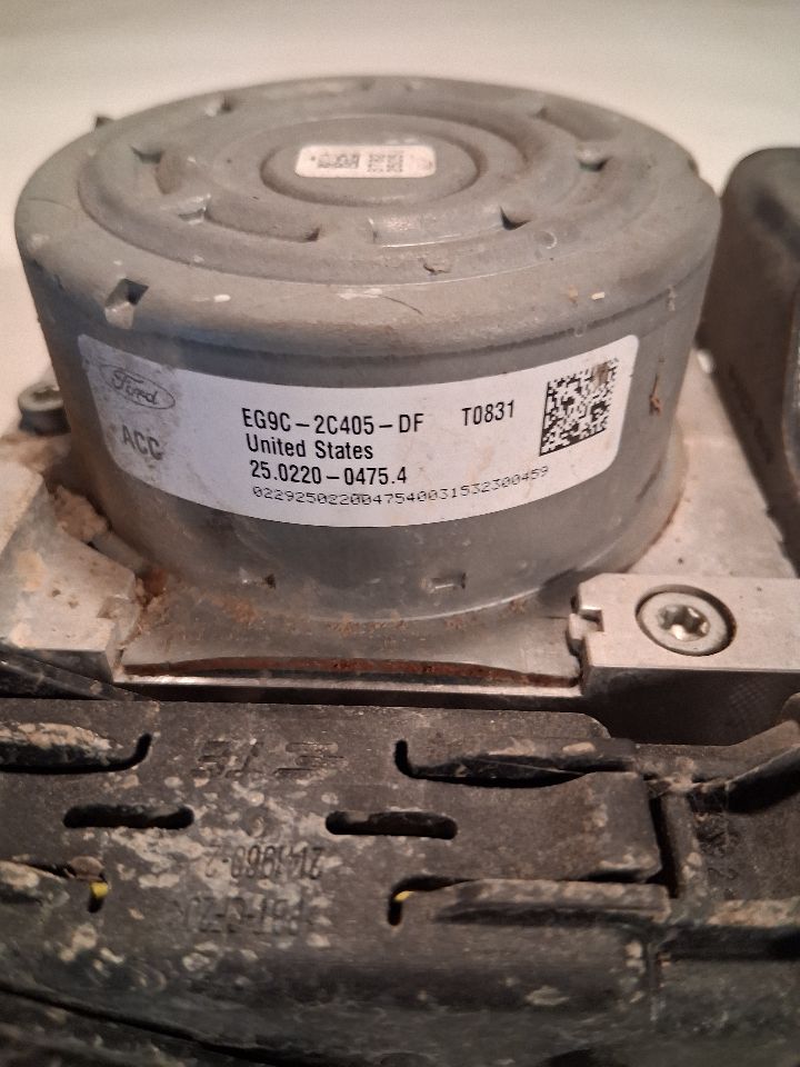 ABS Pump Module from a 2016 Ford Fusion, photo 2