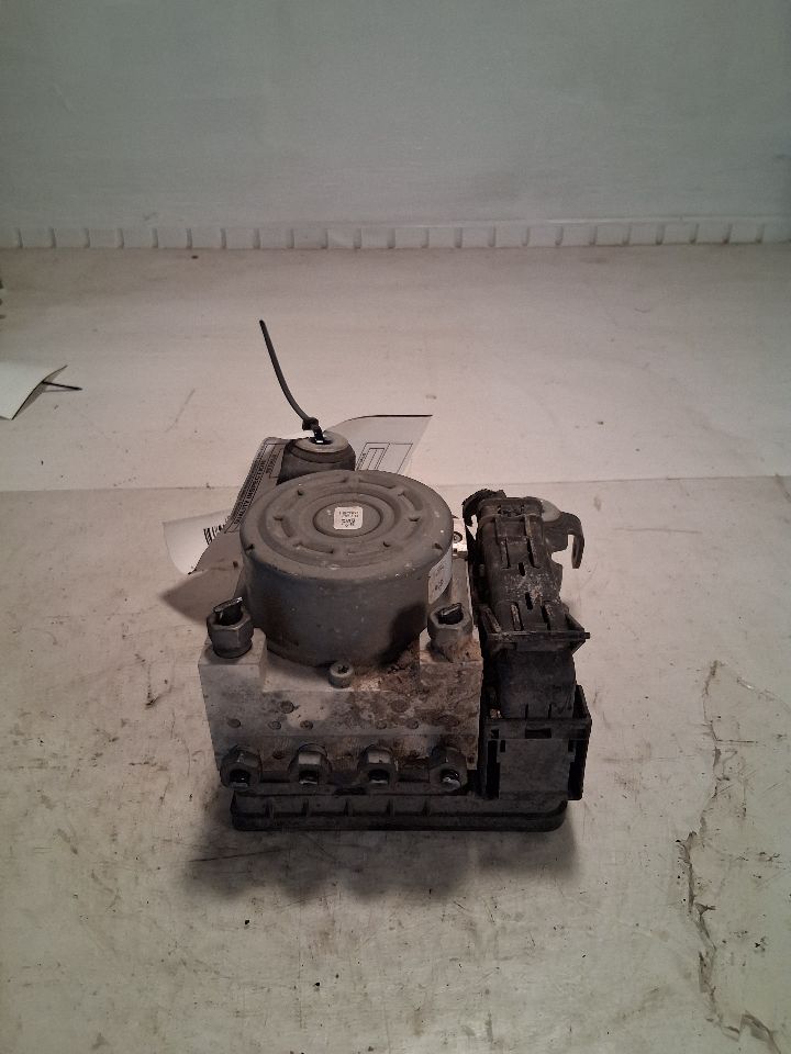 ABS Pump Module from a 2016 Ford Fusion, photo 3
