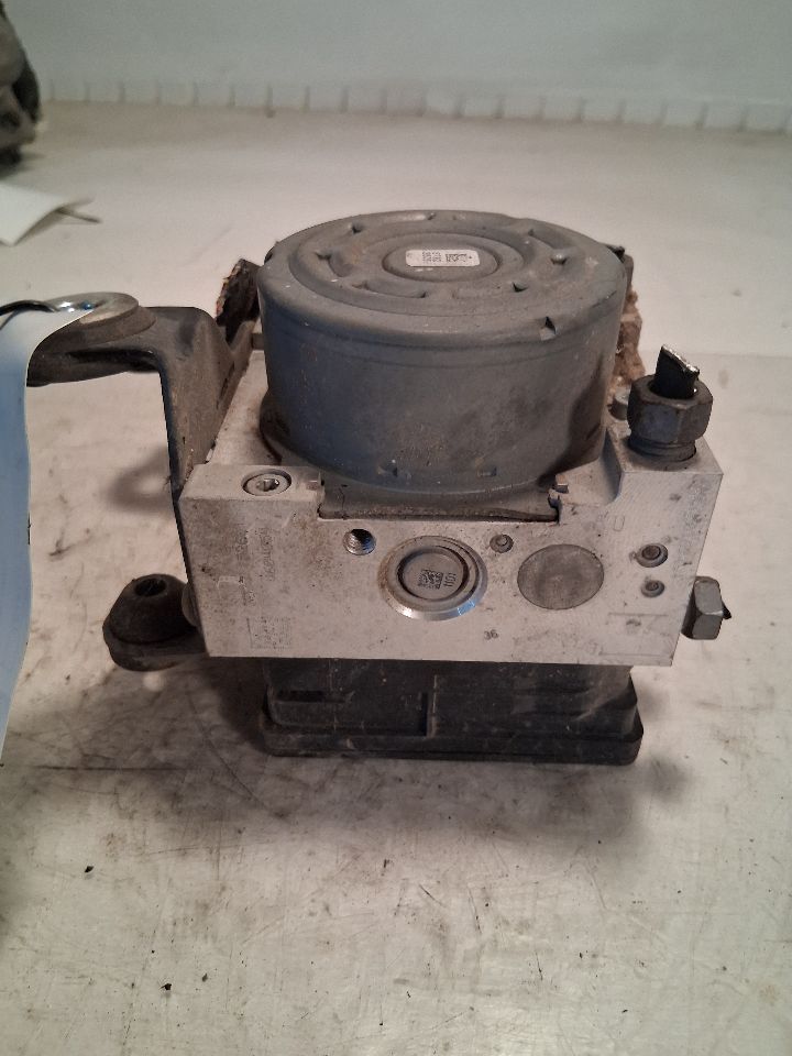 ABS Pump Module from a 2016 Ford Fusion, photo 4