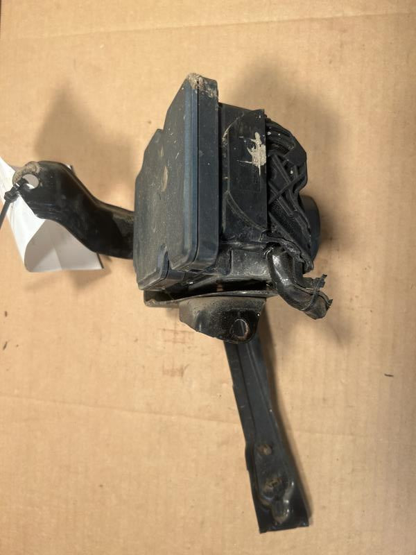 ABS Pump Module from a 2013 Subaru Impreza, photo 2