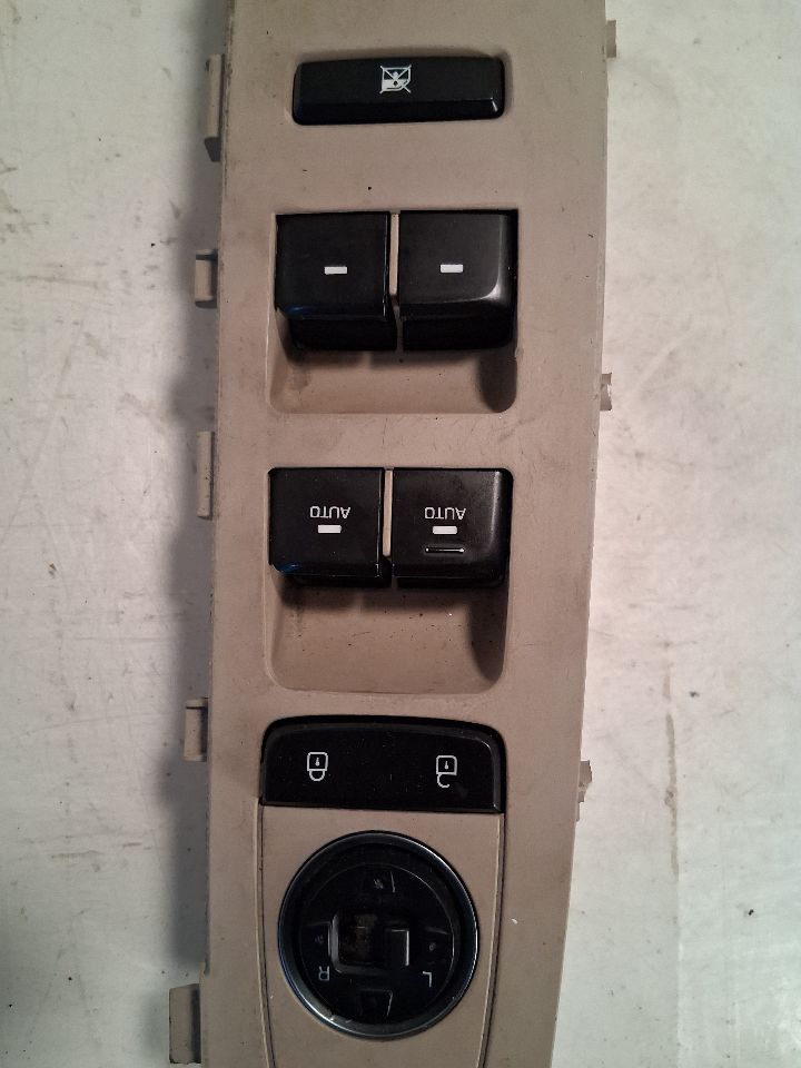 Window Master Switch from a 2016 Hyundai Sonata, left side, photo 3
