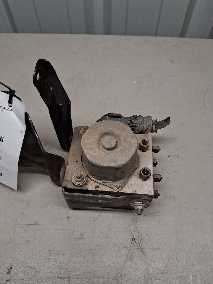 ABS Pump Module from a 2013 Nissan Altima, photo 1