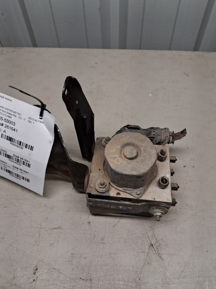 ABS Pump Module from a 2013 Nissan Altima, photo 2